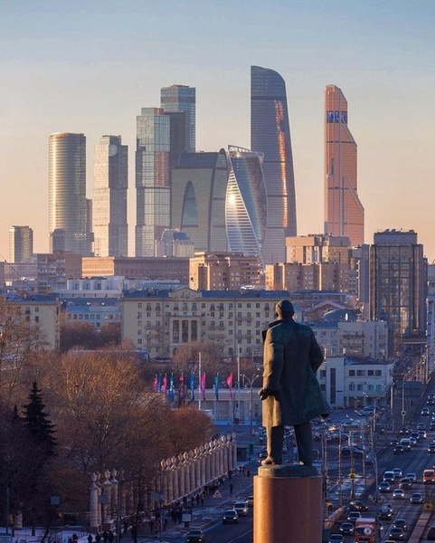 Москва, днес. Миналото гледа настоящето и се чуди какво ли ще бъде бъдещето.png