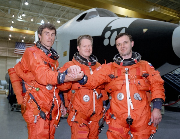 exp_1_shuttle_training_may_12_2000_jsc2000-04066.jpg